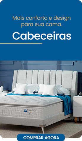 um quarto com uma cama e uma mesa de cabeceira